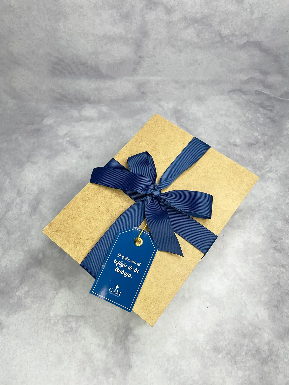 Regalo corporativo con botella térmica grabada láser y lapicero metálico