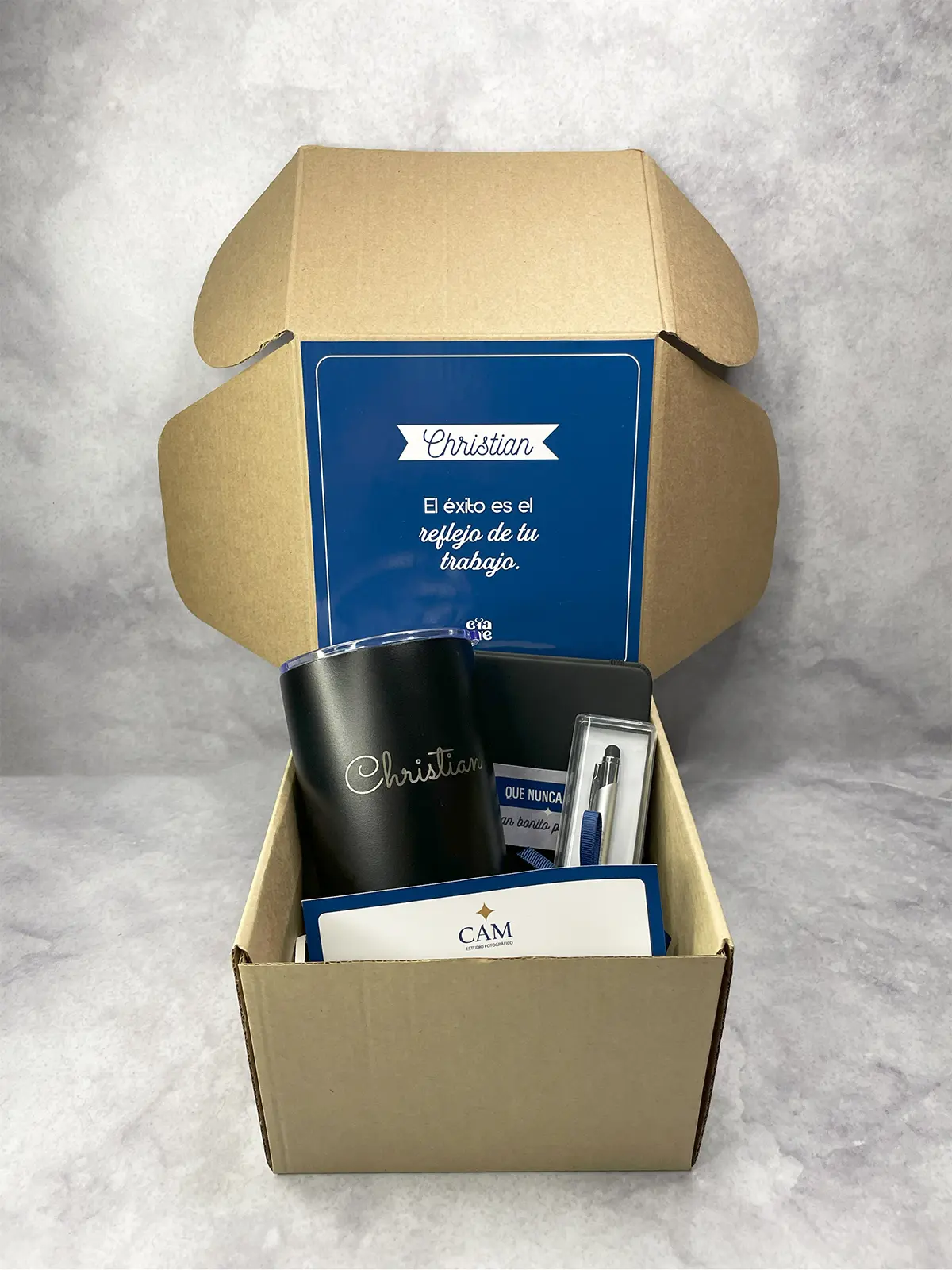 Regalo corporativo con vaso térmico grabado láser, libreta personalizada y lapicero metálico