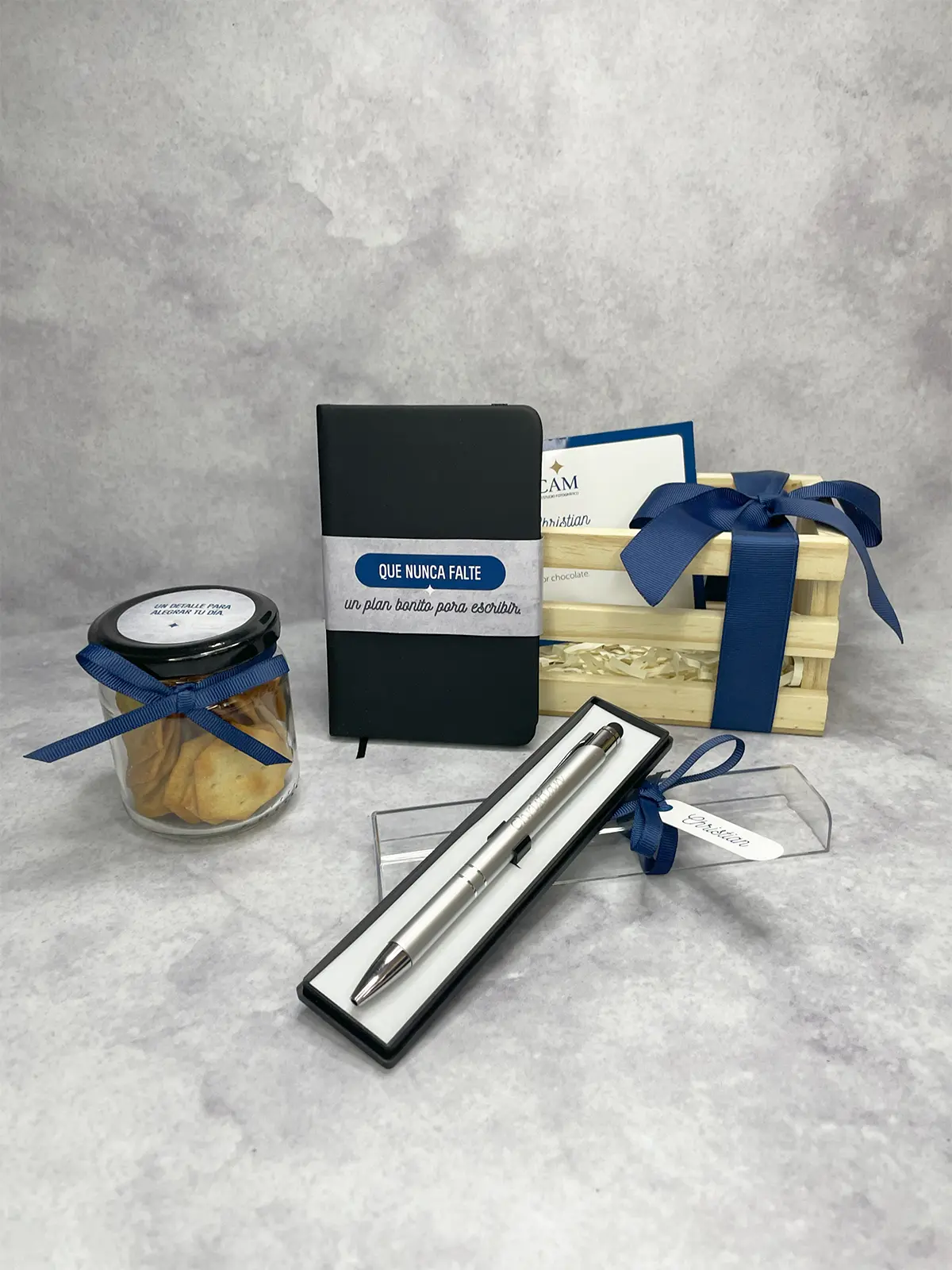 Regalo corporativo con libreta personalizada, lapicero metálico en estuche, jar con galletas