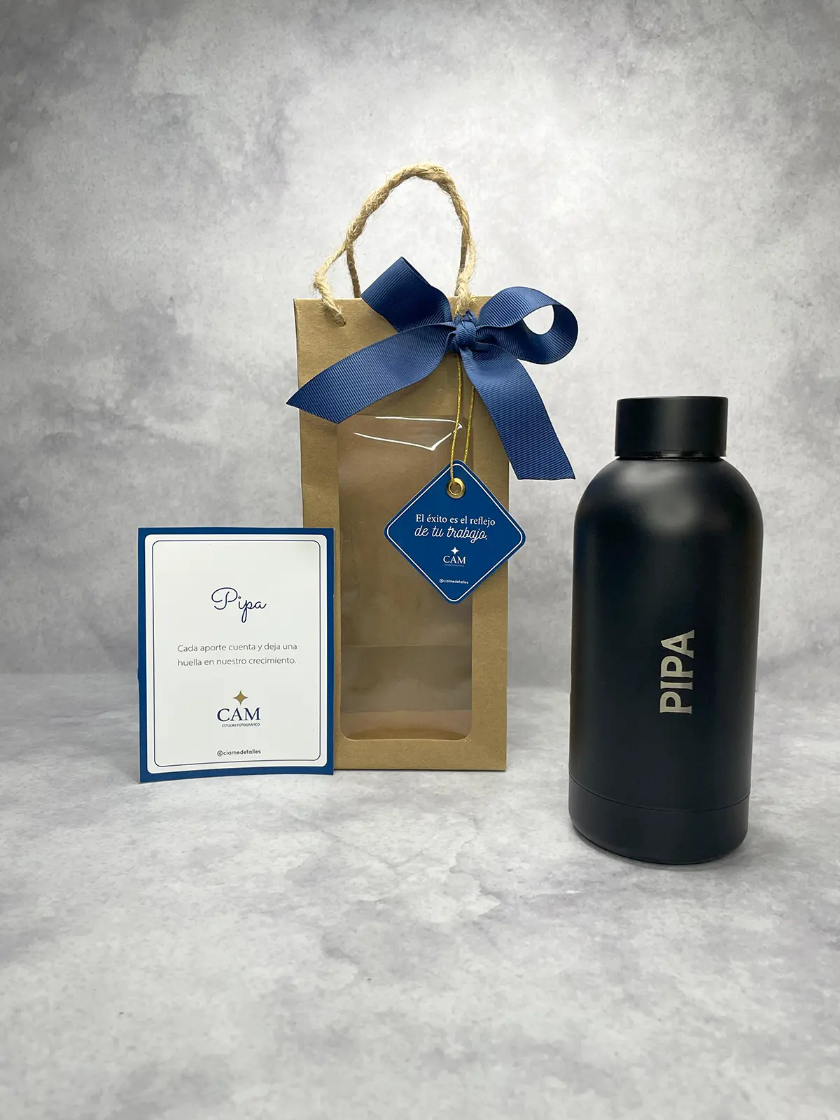 Regalo corporativo con botella térmica grabada láser y bolsa gruesa kraft