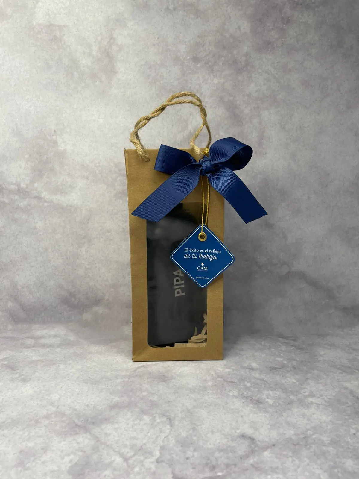 Regalo corporativo con botella térmica grabada láser y bolsa gruesa kraft