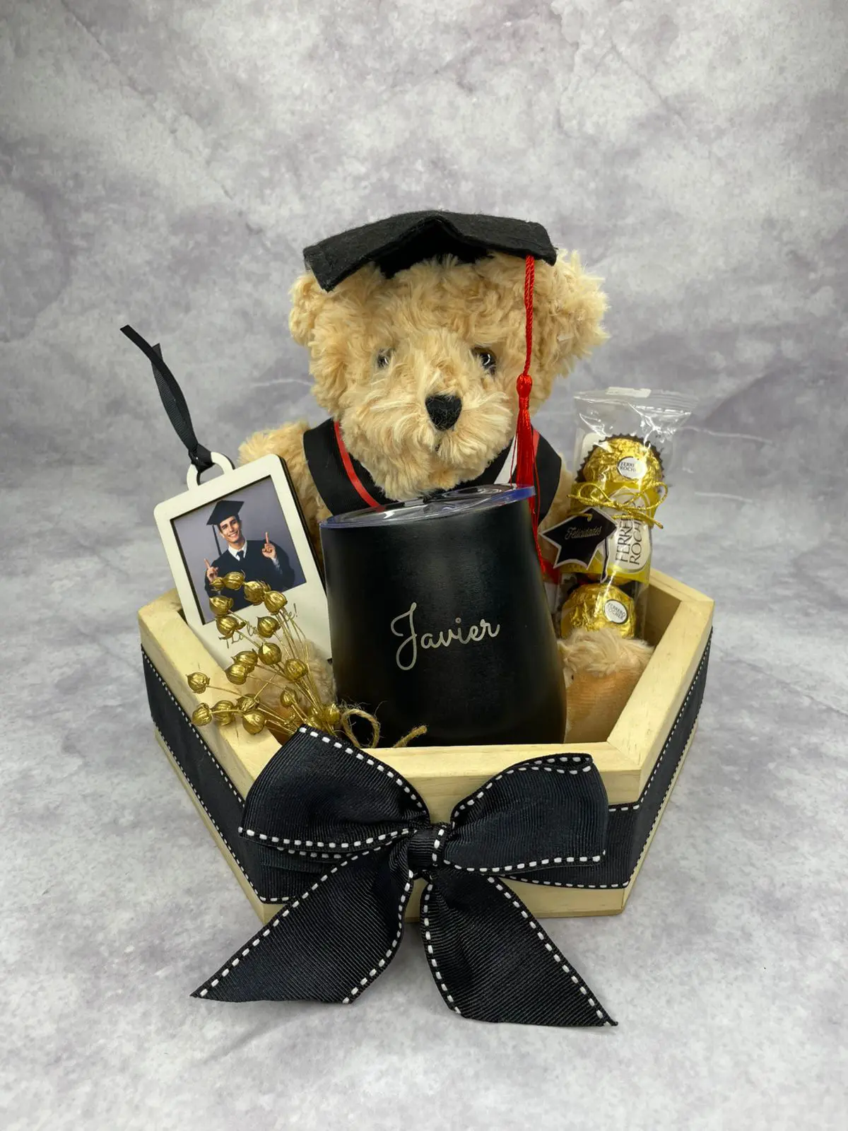 Regalo de graduación con oso peluche graduado, vaso mug grabado láser, portafoto MDF, chocolate Ferrero Rocher