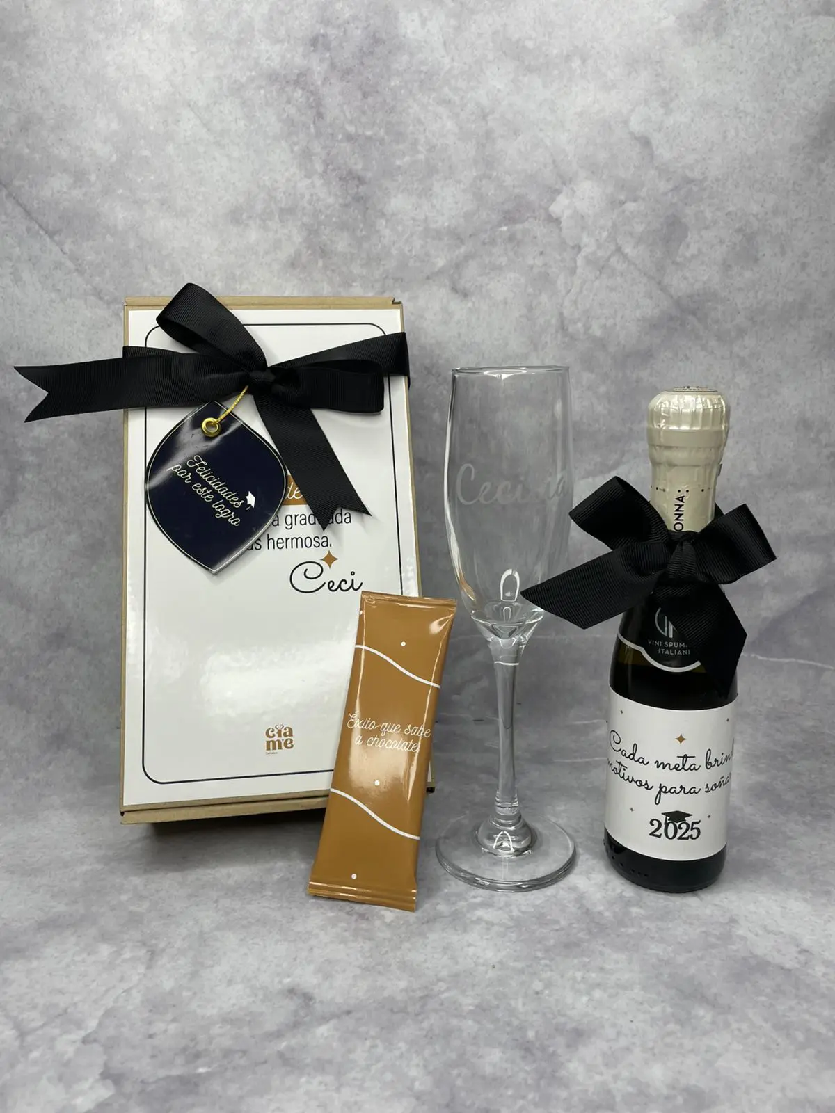 Regalo de graduación personalizado con espumante Riccadonna, copa vidrio personalizada, chocolate Hershey