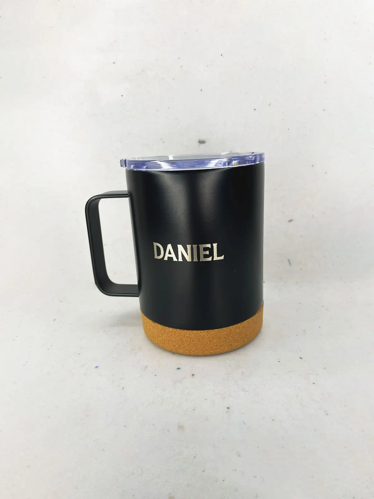 Taza de acero con base de corcho